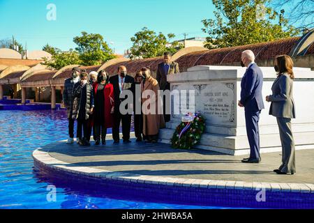 Atlanta, Georgia, USA. 11. Januar 2022. Präsident Joe Biden und Vizepräsident Kamala Harris legten zusammen mit Mitgliedern der King-Familie einen feierlichen Kranz im Martin Luther King Jr. Center for Nonviolent Social Change, Dienstag, 11. Januar 2022, in Atlanta ab. Credit: White House/ZUMA Press Wire Service/ZUMAPRESS.com/Alamy Live News Stockfoto