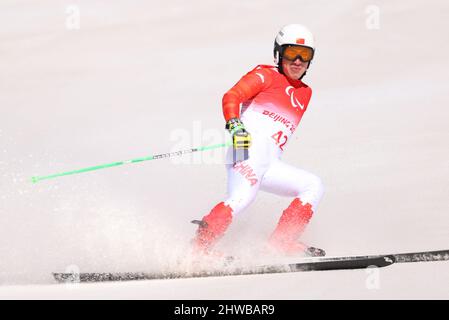 Peking, China. 5. März 2022. Li Biao aus China tritt am 5. März 2022 im National Alpine Skiing Center im Bezirk Yanqing, Peking, der Hauptstadt Chinas, beim Alpine Skiing Men's Downhill Standing Event der Paralympischen Winterspiele 2022 in Peking an. Kredit: Luo Yuan/Xinhua/Alamy Live Nachrichten Stockfoto