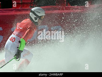 Peking, China. 5. März 2022. Liang Jingyi aus China wird nach dem Alpinen Ski Men's Downhill Standing Event der Paralympischen Winterspiele 2022 in Peking im Nationalen Alpinen Ski-Zentrum im Bezirk Yanqing, Peking, Hauptstadt von China, am 5. März 2022 gesehen. Quelle: Li Jianan/Xinhua/Alamy Live News Stockfoto