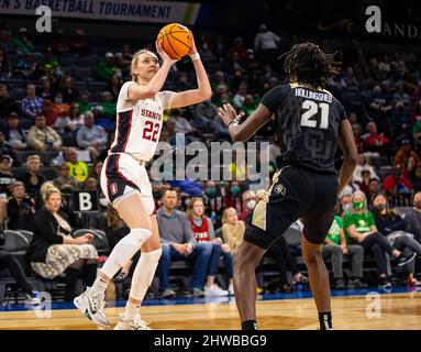 Las Vegas, USA. 05. März 2022. Mär 04 2022 Las Vegas, NV, USA der Stürmer Cameron Brink (22) aus Stanford schießt den Ball während des NCAA Pac 12 Women's Basketball Tournament Halbfinalspiels zwischen Utah Utes und den Oregon Ducks in der Michelob Ultra Arena in Mandalay Bay Las Vegas, NV. Thurman James/CSM Credit: CAL Sport Media/Alamy Live News Stockfoto