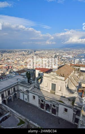 Blick auf die Stadt Neapel von der Terrasse eines alten Schlosses, Italien. Stockfoto