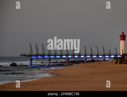 Leuchtturm und Pier am Strand Stockfoto