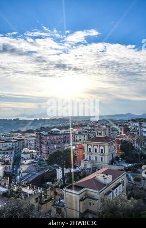 Blick auf die Stadt Neapel von der Terrasse eines alten Schlosses, Italien. Stockfoto