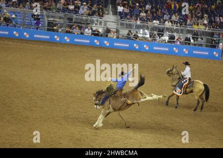 Houston, USA. 4. März 2022. Cowboys treten auf der Houston Livestock Show in Houston, Texas, USA, am 4. März 2022 an. Die Houston Livestock Show and Rodeo, mit einer Geschichte von 90 Jahren, ist voller Cowboy-Kultur und Bräuche des amerikanischen Westens. Das Festival beginnt am 28. Februar dieses Jahres und endet am 20. März. Quelle: Xu Jianmei/Xinhua/Alamy Live News Stockfoto