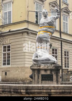 Lviv, Ukraine. 04. März 2022. LVIV, UKRAINE - 02. März 2022: Krieg in der Ukraine. In Lviv werden Denkmäler und Gebäude von historischem Wert für einen möglichen Bombardement vorbereitet. Skulpturen sind mit einem Schutzfilm bedeckt. Quelle: Mykhailo Palinchak/Alamy Live News Stockfoto