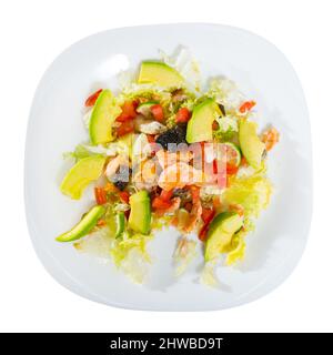 Blick von oben auf die bunten Salat mit gegrilltem Lachs, Avocado, Tomaten, Salatblätter, serviert auf weiße Platte. Auf weissem Hintergrund Stockfoto