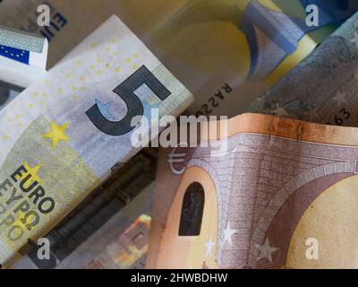 Nahaufnahme des europäischen Papiergeldes. Ein Fragment einer 5-Euro-Banknote. Stockfoto