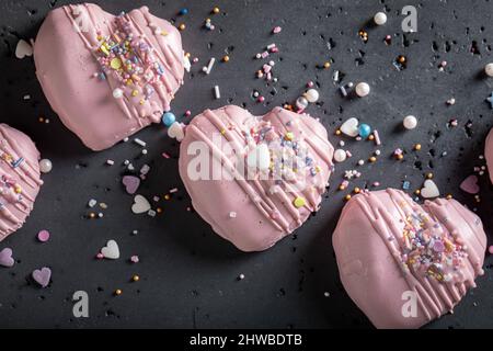 Romantische valentine-Monoportion als besonderer Snack für Paare. Dessert für valentinstag in Form von Herz. Stockfoto