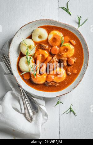 Traditionelle schlesische Nudeln mit Gulasch aus Gemüse und Rindfleisch Stockfoto