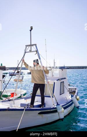 Der Mann mit dem Matrosen im Hafen Stockfoto