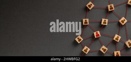 Organisationsstruktur, soziales Netzwerk und Teamwork-Konzept auf dunklem Hintergrund. Geschäftsleuten Symbol auf hölzernen Würfel Blöcke verbinden Netzwerk der conne Stockfoto