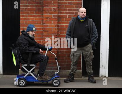 London, England, 5.. März 2022. Blackburn-Fans vor dem Sky Bet Championship-Spiel im Craven Cottage, London. Bildnachweis sollte lauten: Paul Terry / Sportimage Kredit: Sportimage/Alamy Live News Stockfoto