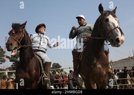 Kabul, Afghanistan. 27.. Februar 2022. Reiter besuchen ein Spiel von Buzkashi, oder "Goat Grabbing" in englischer Sprache, in Kabul, der Hauptstadt Afghanistans, 27. Februar 2022. UM MIT "Feature: Afghanen feiern Rückkehr des Reiterspiels mit verbesserter Sicherheit" zu GEHEN Kredit: Saifurahman Safi/Xinhua/Alamy Live News Stockfoto