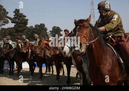 Kabul, Afghanistan. 27.. Februar 2022. Reiter besuchen ein Spiel von Buzkashi, oder "Goat Grabbing" in englischer Sprache, in Kabul, der Hauptstadt Afghanistans, 27. Februar 2022. UM MIT "Feature: Afghanen feiern Rückkehr des Reiterspiels mit verbesserter Sicherheit" zu GEHEN Kredit: Saifurahman Safi/Xinhua/Alamy Live News Stockfoto