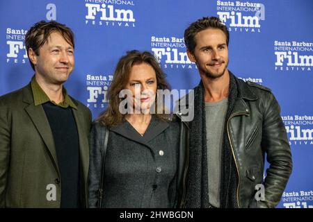 Santa Barbara, USA. 04. März 2022. Ankunft von Red Carpet (i-r) Russell Brown Jacqueline Bisset und Kelly Blatz. Das Santa Barbara International Film Festival 37. zeichnet Kristen Stewart am 4. März 2022 im Arlington Theater in Santa Barbara, Kalifornien, mit dem American Riviera Award aus. (Foto: Rod Rolle/Sipa USA) Quelle: SIPA USA/Alamy Live News Stockfoto