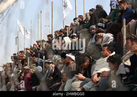 Kabul, Afghanistan. 27.. Februar 2022. In Kabul, der Hauptstadt Afghanistans, sehen sich die Menschen ein Spiel von Buzkashi an, das auf Englisch „Ziegengrabbing“ genannt wird, 27. Februar 2022. UM MIT "Feature: Afghanen feiern Rückkehr des Reiterspiels mit verbesserter Sicherheit" zu GEHEN Kredit: Saifurahman Safi/Xinhua/Alamy Live News Stockfoto