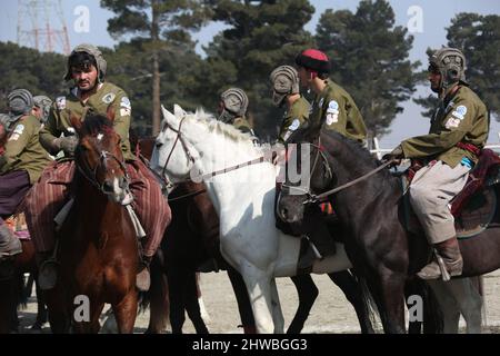 Kabul, Afghanistan. 27.. Februar 2022. Reiter besuchen ein Spiel von Buzkashi, oder "Goat Grabbing" in englischer Sprache, in Kabul, der Hauptstadt Afghanistans, 27. Februar 2022. UM MIT "Feature: Afghanen feiern Rückkehr des Reiterspiels mit verbesserter Sicherheit" zu GEHEN Kredit: Saifurahman Safi/Xinhua/Alamy Live News Stockfoto