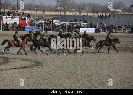 Kabul, Afghanistan. 27.. Februar 2022. Reiter treten während eines Spiels von Buzkashi, oder "Goat Grabbing" in englischer Sprache, in Kabul, der Hauptstadt Afghanistans, am 27. Februar 2022 an. UM MIT "Feature: Afghanen feiern Rückkehr des Reiterspiels mit verbesserter Sicherheit" zu GEHEN Kredit: Saifurahman Safi/Xinhua/Alamy Live News Stockfoto