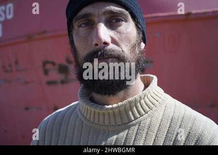 Der Mann mit dem Matrosen im Hafen Stockfoto