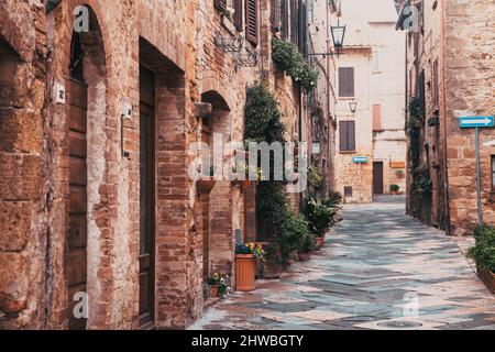 Straßen am nebligen Morgen in Pienza, Toskana, Italien Stockfoto