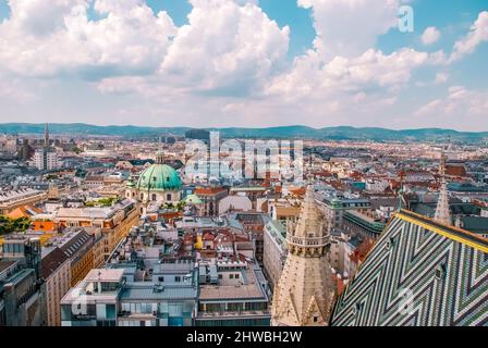 Blick vom Stephansdom über die Dächer Wiens, Österreich Stockfoto