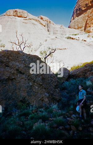 Melbourne Grammar School Expedition, Northern Territory, Australien im Jahr 1956 Junge in den Olgas, Kata Tjuta Stockfoto