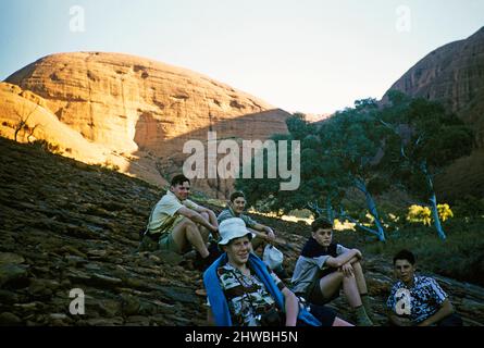 Melbourne Grammar School Expedition, Northern Territory, Australien in 1956 Jungen in den Olgas, Kata Tjuta Stockfoto