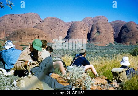 Melbourne Grammar School Expedition, Northern Territory, Australien in 1956 Jungen in den Olgas, Kata Tjuta Stockfoto