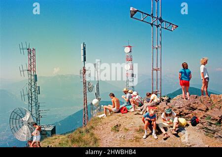 Jugendgruppe am Gipfel, Funkmasten, Panarotta, 07. August 1988, Trentino, Italien Stockfoto