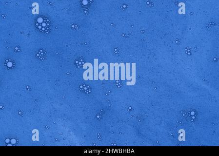 Abstrakter Hintergrund, Webbanner mit winzigen Luftblasen, die in einer dicken blauen Flüssigkeit schweben. Flach liegend, Draufsicht Stockfoto