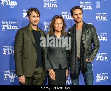 Santa Barbara, USA. 04. März 2022. Ankunft von Red Carpet, (i-r) Russell Brown Jacqueline Bisset und Kelly Blatz. Das Santa Barbara International Film Festival 37. zeichnet Kristen Stewart am 4. März 2022 im Arlington Theater in Santa Barbara, Kalifornien, mit dem American Riviera Award aus. (Foto: Rod Rolle/Sipa USA) Quelle: SIPA USA/Alamy Live News Stockfoto