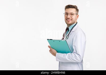 Porträt eines selbstbewussten jungen Arztes auf weißem Hintergrund. Stockfoto