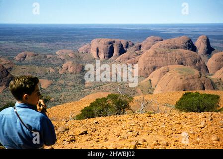 Melbourne Grammar School Expedition, Northern Territory, Australien im Jahr 1956 Junge in den Olgas, Kata Tjuta Stockfoto