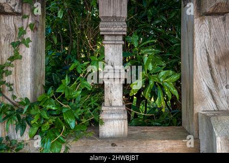 Geschnitzte Holzpfosten, englische Landschaft Stockfoto