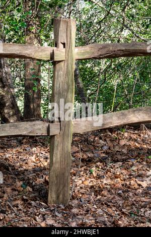 Detail der Holzeinzäunung von Pfosten und Schiene mit Fugen Stockfoto