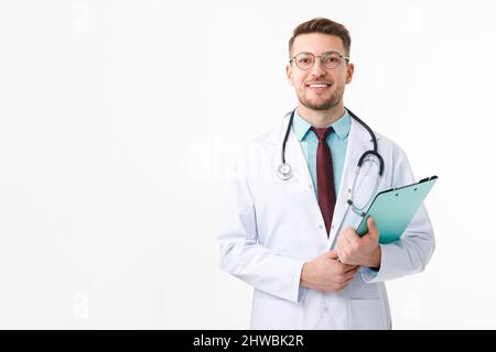 Portrait von selbstbewussten jungen Arzt auf weißem Hintergrund Stockfoto