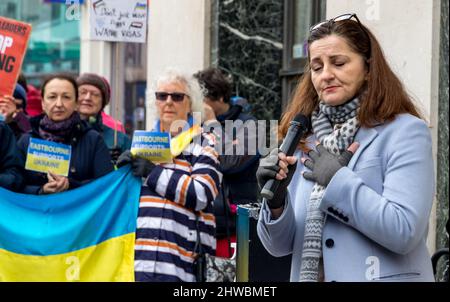 Eastbourne, East Sussex, Großbritannien. 5. März 2022. Caroline Ansell, die konservative Abgeordnete von Eastbourne, wird von anderen Lokalpolitikern unterstützt, um das Vorgehen Russlands zu verurteilen und ihre Solidarität mit dem Volk der Ukraine zu zeigen. Kredit: Newspics UK South/Alamy Live Nachrichten Stockfoto