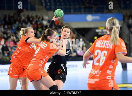 Krefeld, Deutschland. 03. März 2022. Alina GRIJSEELS (GER) gestoppt von l. | Â Credit: dpa/Alamy Live News Stockfoto