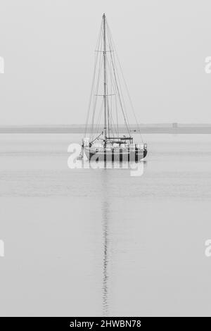 Festfahrtes Boot vor Anker Stockfoto