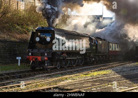 Mobbing 7P5FA 4-6-2 ‘West Country’-Lokomotive Nummer 34092 The City of Wells, die den Bahnhof Bury auf der East Lancs Railway verlässt Stockfoto