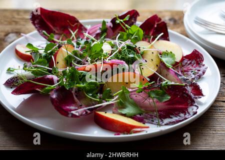 Sommer knackiger Radicchio und Pfirsichsalat Stockfoto