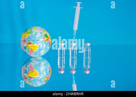 Impfstoffflaschen und Spritze, Behandlung von COVID-19, Grippe oder Grippe, weltweite Massenimpfung gegen Coronavirus, globales Impfkonzept mit Th Stockfoto