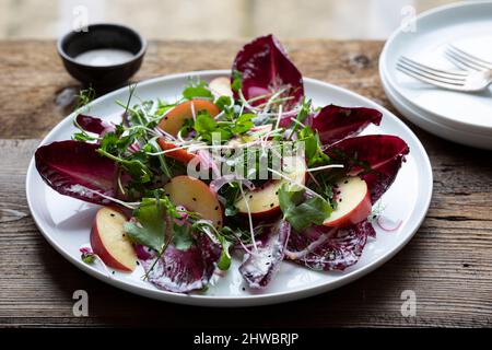 Sommer knackiger Radicchio und Pfirsichsalat Stockfoto