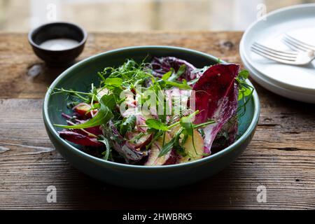 Sommer knackiger Radicchio und Pfirsichsalat Stockfoto