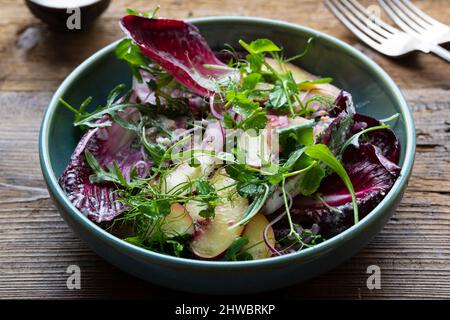 Sommer knackiger Radicchio und Pfirsichsalat Stockfoto
