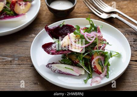 Sommer knackiger Radicchio und Pfirsichsalat Stockfoto