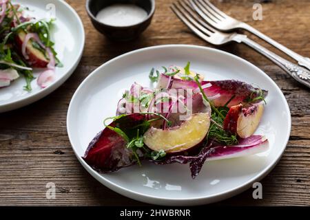 Sommer knackiger Radicchio und Pfirsichsalat Stockfoto
