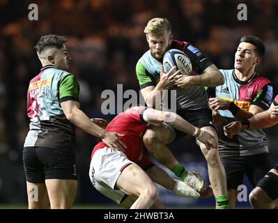 Twickenham, Großbritannien. 04. März 2022. Premiership Rugby. Harlekine V Newcastle Falcons. Der Stoop. Twickenham. Tyrone Green (Harlequins) fängt beim Rugby-Spiel Harlequins V Newcastle Falcons Gallagher Premiership. Kredit: Sport In Bildern/Alamy Live Nachrichten Stockfoto