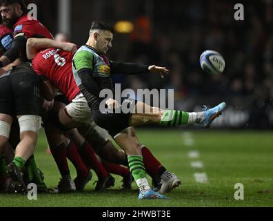 Twickenham, Großbritannien. 04. März 2022. Premiership Rugby. Harlekine V Newcastle Falcons. Der Stoop. Twickenham. Danny Care (Harlequins) tritt beim Rugby-Spiel Harlequins V Newcastle Falcons Gallagher Premiership an. Kredit: Sport In Bildern/Alamy Live Nachrichten Stockfoto