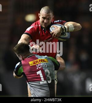 Twickenham, Großbritannien. 04. März 2022. Premiership Rugby. Harlekine V Newcastle Falcons. Der Stoop. Twickenham. Mike Brown (Newcastle Falcons) wird von Huw Jones (Harlequins) während des Rugby-Spiels Harlequins V Newcastle Falcons Gallagher Premiership in Angriff genommen. Kredit: Sport In Bildern/Alamy Live Nachrichten Stockfoto